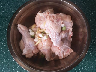 香辣酱烤鸡翅根,鸡翅根与葱姜洗净沥干水份后，放入面盆中