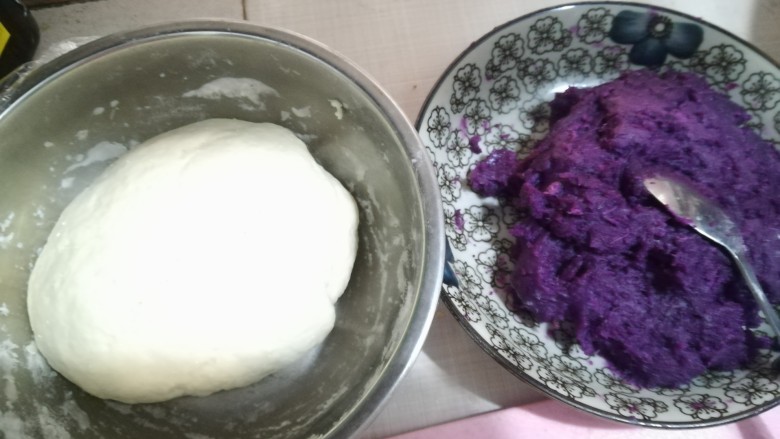 紫薯糯米馅饼,然后把紫薯再拿去蒸，5分钟左右，糯米粉蒸熟就可以了，现在紫薯就Q弹好吃了，反正我有偷偷吃了一些。