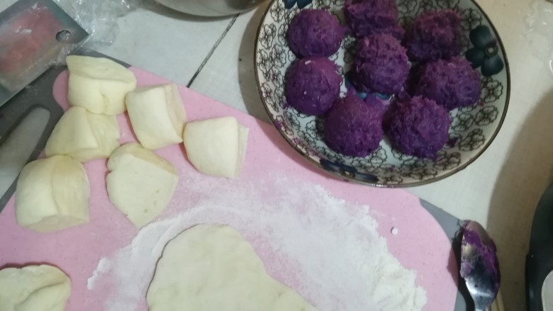 紫薯糯米馅饼,把紫薯和面分成相同的等分
