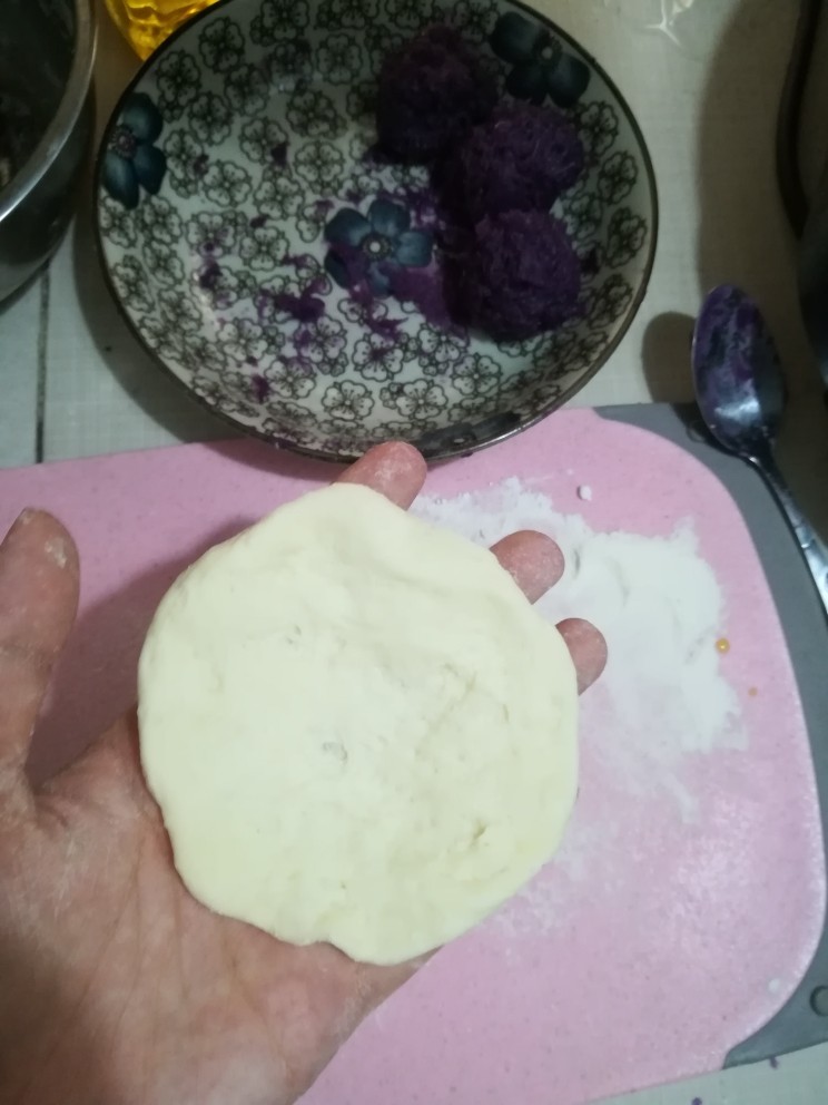 紫薯糯米馅饼,把面压扁