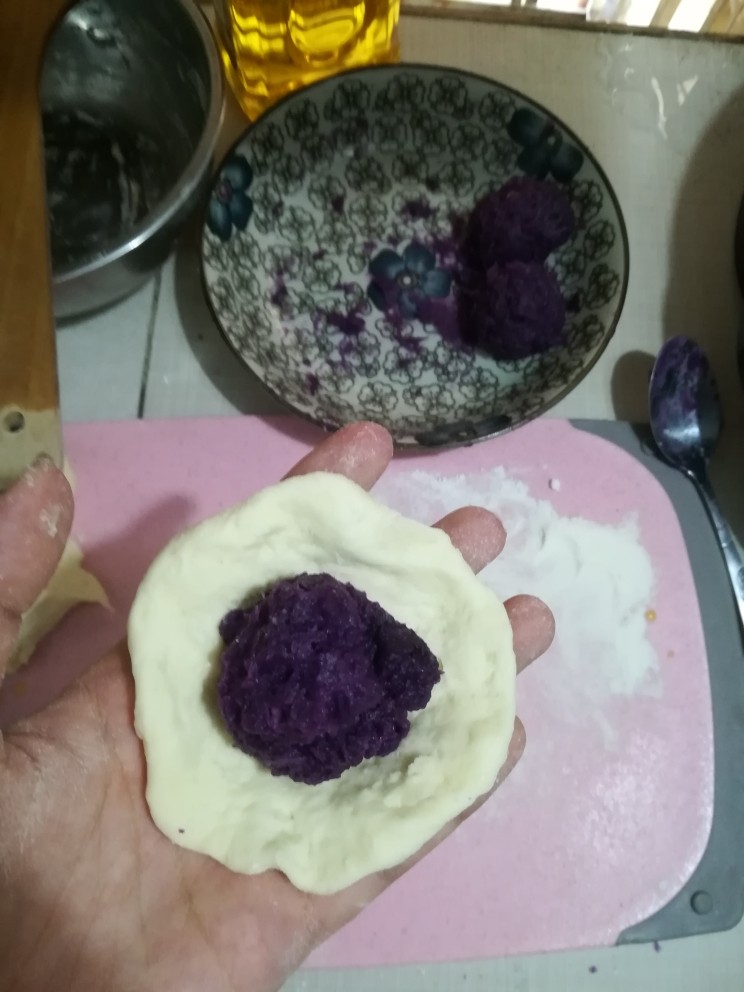 紫薯糯米馅饼,放入紫薯糯米馅饼