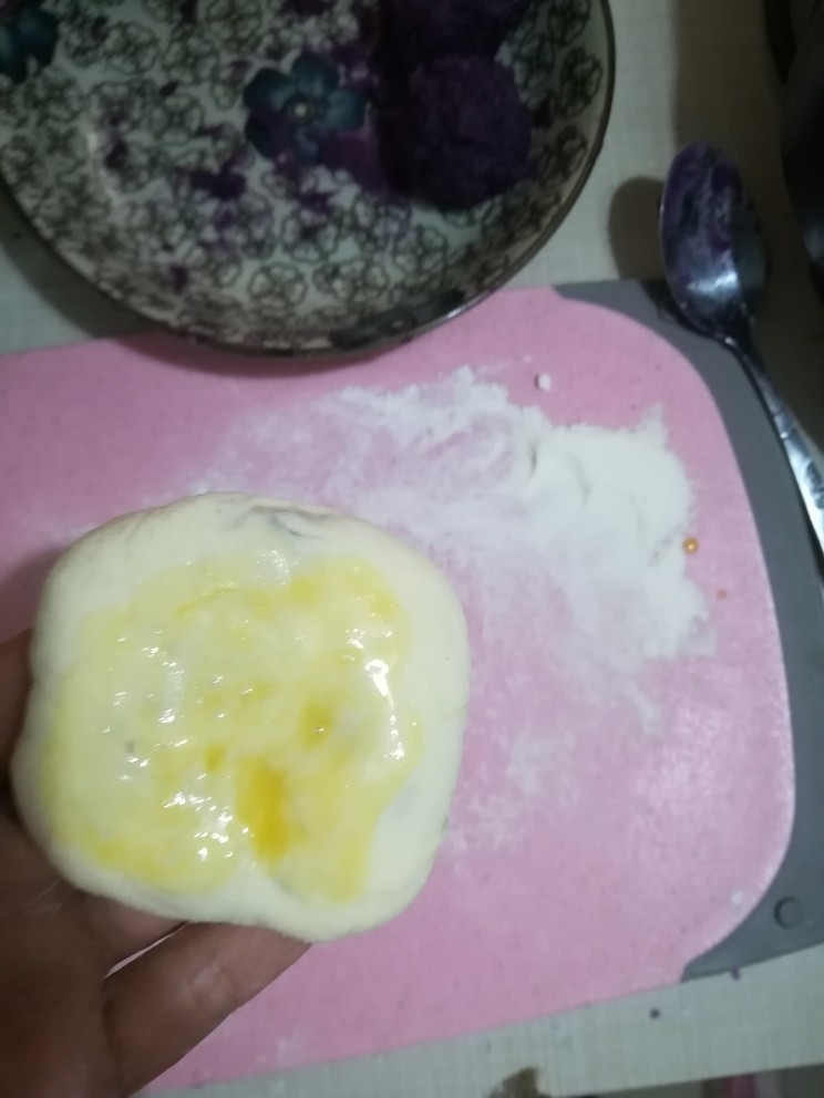 紫薯糯米馅饼,涂上蛋液，拿去煎，平底锅扫一点点油就行了