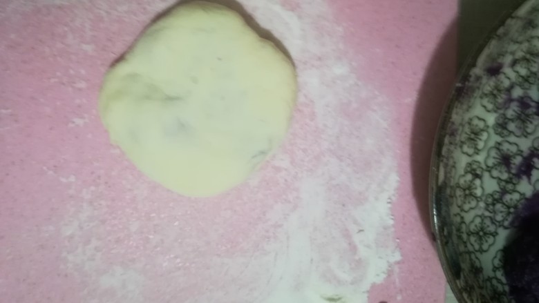 紫薯糯米馅饼,温柔的搓成圆，压扁，记得板子加点粉