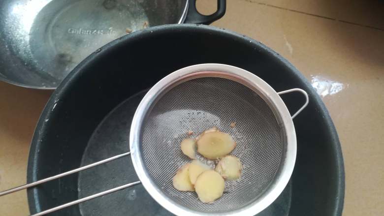 浓缩高汤块,使用滤网，将汤水过滤转移到另一锅中