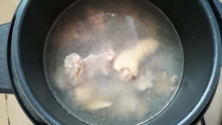 浓缩高汤块,接着把猪骨转移至高压锅内