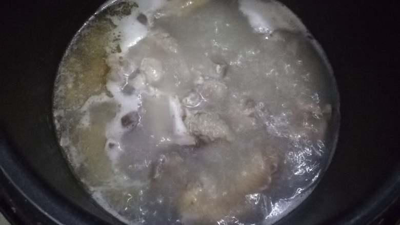 浓缩高汤块,冷却下气后，这时的高汤加点调味料就可以用了，中途时不时用滤网捞出浮沫