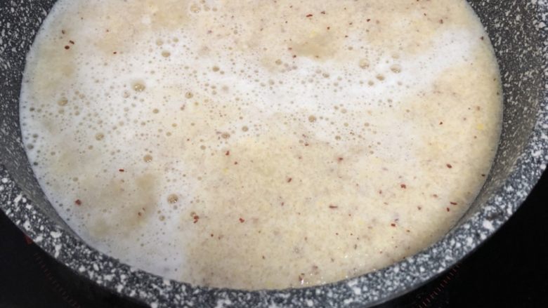 鹰嘴豆红枣银耳羹,一定要边煮边搅拌以防糊底，汤汁会越来越稠，约煮5分钟即可关火