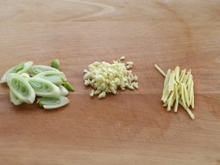 豆角焖面,切葱花、蒜末和姜丝备用