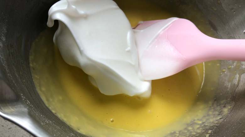 清甜爽口的哈密瓜炼乳小蛋糕 高比克 GXT60制作,蛋白分三次加入蛋黄糊里，第一次加入，翻拌均匀，切勿画圈哦