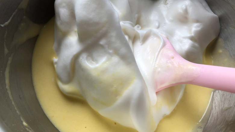 清甜爽口的哈密瓜炼乳小蛋糕 高比克 GXT60制作,第二次加蛋白。
