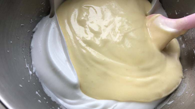 清甜爽口的哈密瓜炼乳小蛋糕 高比克 GXT60制作,把面糊倒入蛋白里面，再翻拌均匀
