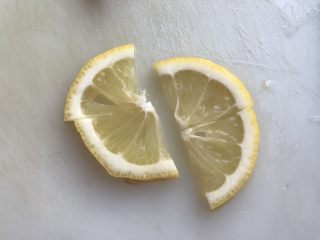 夏日清新口味凉拌柠檬鸡丝,柠檬去尾去子切片。