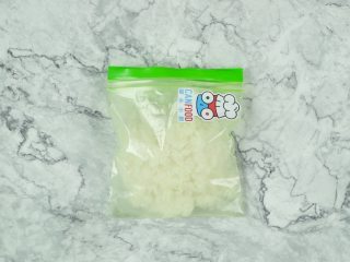 微波炉米麻薯,取出放入密封袋，加入适量食用油，将米饭搓揉至无米粒状