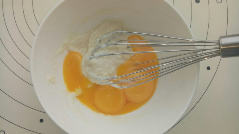 樱桃白玉卷,加入蛋黄同样画“Z”字形搅拌均匀。
