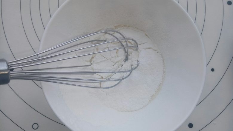 樱桃白玉卷,筛入低筋面粉用手动打蛋器画“Z”字形搅拌均匀。
