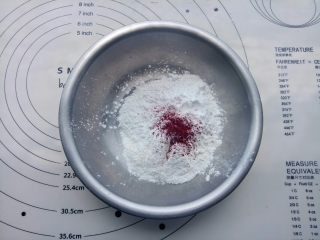 樱桃白玉卷,把糯米粉、粘米粉、糖粉和红曲粉混合均匀，加入清水搅拌均匀。
