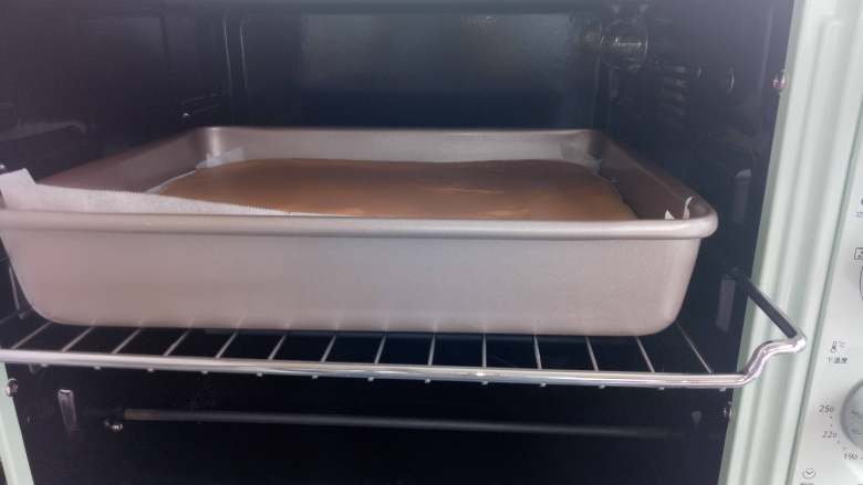 樱桃白玉卷,将长帝炫彩CRTF32WBL烤箱上下管分别调到170度预热10分钟后，放入中层烤25分钟。出炉脱模放凉备用。
