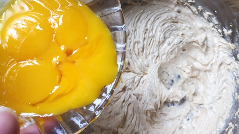 红枣蛋糕,一个一个地加入蛋黄，每次都必须等蛋黄和黄油充分混合仔加下一个