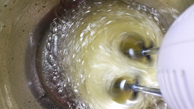 红枣蛋糕,接着打蛋白，分三次加入细砂糖打发，打到能拉出弯勾的湿性发泡就可以了