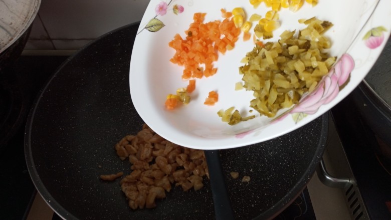 杯子芝士米饭蛋糕,放入胡萝卜，酸黄瓜丁和玉米粒