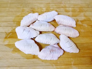 土豆烤鸡翅,鸡中翅洗干净，用刀在上面划两道。
