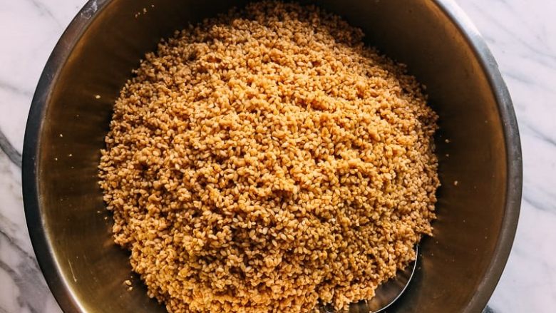 端午肉粽,用筛子将大米完全沥干。拌入酱料(生抽、老抽、糖、盐)，搅拌拌匀。放到一边，腌约30分钟。