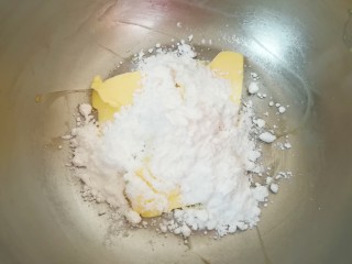 原味曲奇饼干, 黄油室温软化，加入糖粉。