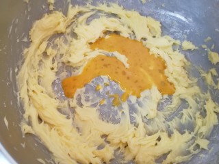 原味曲奇饼干,分两次加入蛋液，第一次加入以后打发至黄油和蛋液完全融合在一起，才能再次加入。