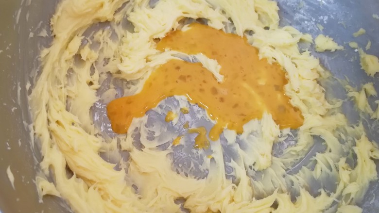 原味曲奇饼干,分两次加入蛋液，第一次加入以后打发至黄油和蛋液完全融合在一起，才能再次加入。