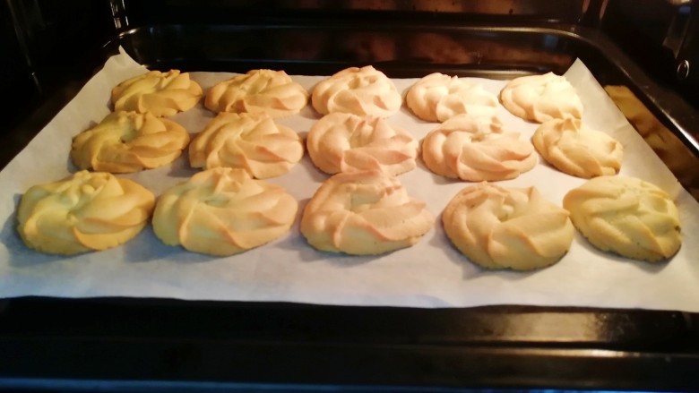 原味曲奇饼干,烤的过程中注意曲奇的变化，烤至颜色金黄即可。