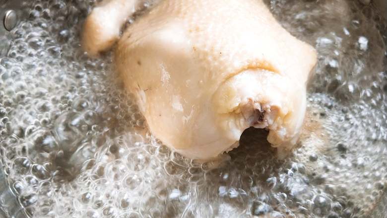 粤菜~原味（牛奶）猪肚鸡汤,姜片适量冷水下锅，水开后下鸡，滚烫2分钟，可有效去除浮沫及多余的油脂。