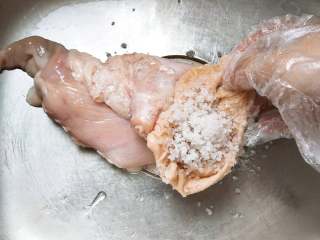 粤菜~原味（牛奶）猪肚鸡汤,洗净主食材之猪肚-2，往猪肚口撒盐，颗粒状的粗盐能起到摩擦作用，使劲搓。