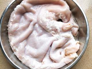 粤菜~原味（牛奶）猪肚鸡汤,用粗盐、面粉、淀粉清洗后的肚子有点缩水了，这也是正常滴，毕竟，脏东西已经冲洗干净了。接下来用剪刀来修理下猪肚的颜值，表面白白油油的通通剪掉。