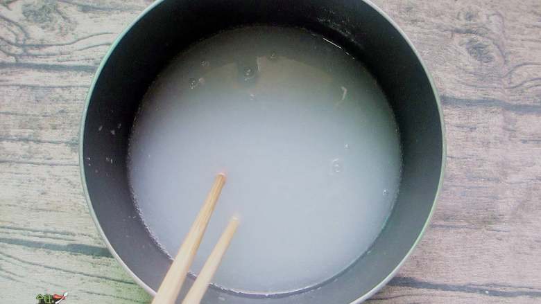 延吉小吃——沾串,把水淀粉放入锅里，小火煮至浓稠
