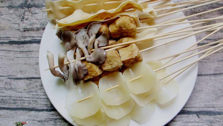 延吉小吃——沾串,锅里放入适量的鸡汤，或清水加入少许盐煮开，把食材烫熟捞出