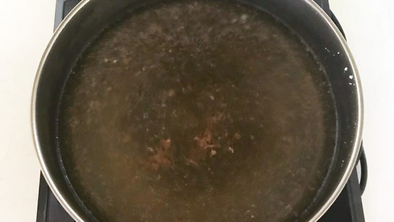 杂蔬火腿羊汤,锅里是鲜浓的羊汤