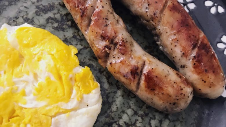 自制完爆街边小贩的脆皮烤肠,配上一个鸡蛋，早餐完美👀