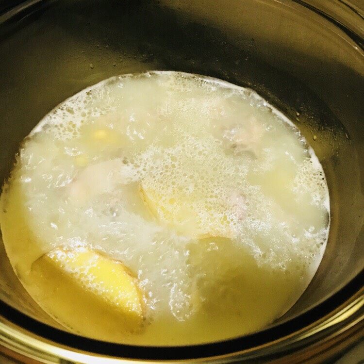黄豆凉瓜排骨汤,小火炖30分钟左右，汤变奶白