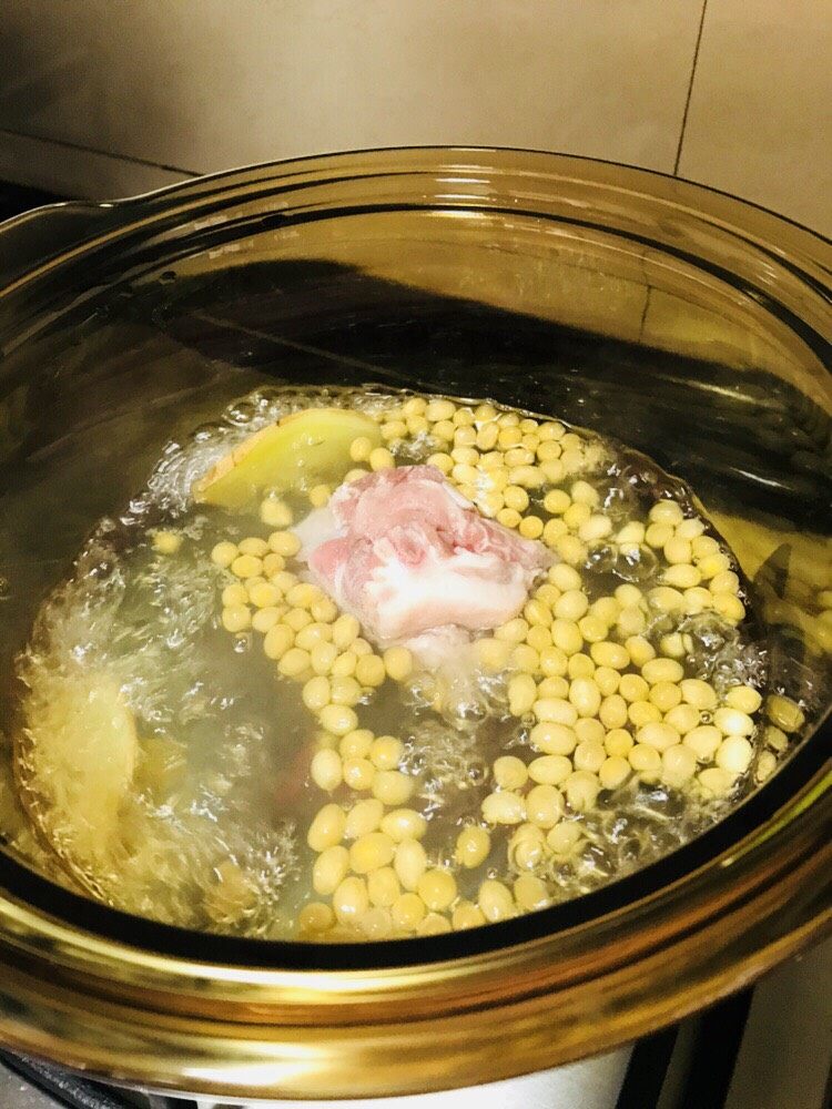 黄豆凉瓜排骨汤,黄豆汤滚开后把排骨放入，水再滚一次就关小火
