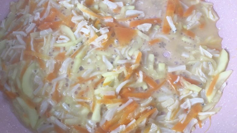 银鱼干贝奶酪杂蔬炒饭,煮至汤汁浓稠，锅内的食材大概八分熟
