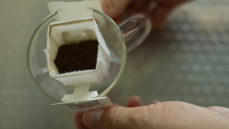 冰咖啡的2种开启方式,挂在杯子上