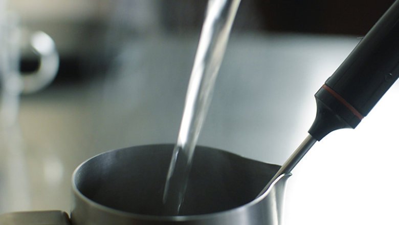 冰咖啡的2种开启方式,把刚烧开的开水倒入尖嘴的杯中，一方面可以稍微降温，还可以控制冲泡咖啡的水流。