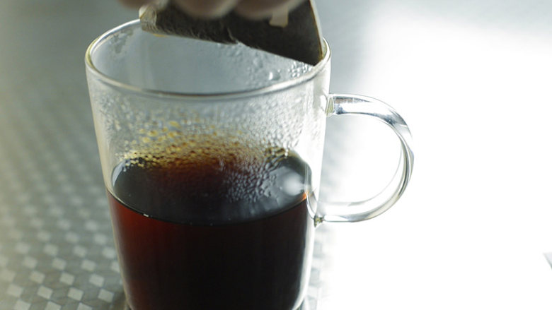 冰咖啡的2种开启方式,慢慢倒入热水，咖啡量达到150-200ml即可。
