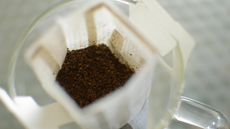 冰咖啡的2种开启方式,咖啡粉粗细如图。和芝麻的粗细差不多。
