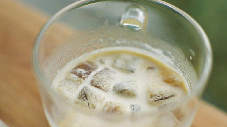 冰咖啡的2种开启方式,加入<a style='color:red;display:inline-block;' href='/shicai/ 8197'>淡奶油</a>，刚开始以奶味为主，冰块慢慢融化，咖啡味越来越浓，一杯喝到多种味道。
冰冰咖啡超好喝，如果是espresso会更浓。挂耳咖啡属于滴滤，比较淡一点~