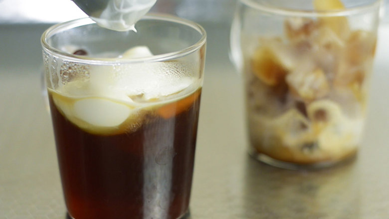 冰咖啡的2种开启方式,泡完咖啡加入冰块和打发的淡奶油，凉凉咖啡完成。