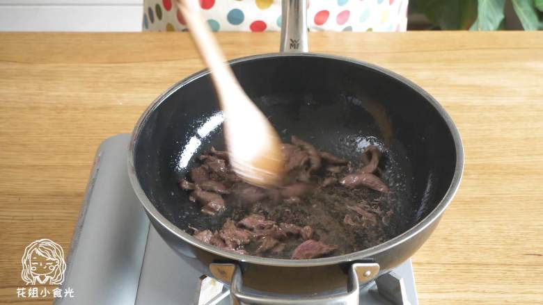 24m+扁豆焖面,热锅下油，放牛肉，炒至变色~