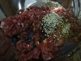 南瓜牛肉韭菜饺子,加入上述调料，搅拌均匀。