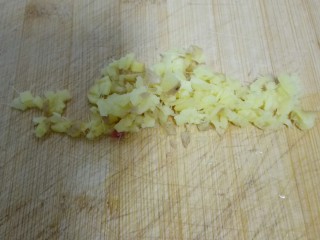 南瓜牛肉韭菜饺子,姜剁碎。