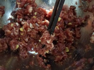 南瓜牛肉韭菜饺子,加入肉里，搅拌均匀。